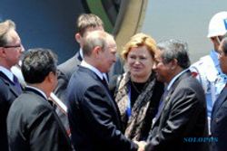  KTT APEC 2013 : Tiba di Bali, Vladimir Putin Buka Jas Sebelum Masuk Limosin