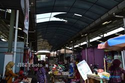 Atap Bocor, Pasar Tuban Karanganyar Terendam Air