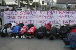 KETUA MK DITANGKAP KPK : MAHASISWA BANTEN SUJUD SYUKUR