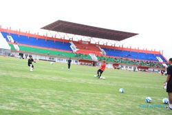 JELANG ISL : Gawang Stadion Sultan Agung Dibuat Standar