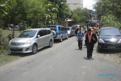WISUDA UNSA : Mobil Parkir di Jalan Dusun, Warga Banaran Protes