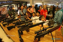 PERINGATAN HUT TNI : TNI Pamer Alutsista di Sopar Mall