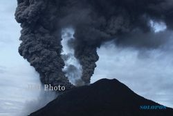 GUNUNG SINABUNG MELETUS : Sinabung Semburkan Abu Vulkanik 8.000 M, Penerbangan Terganggu