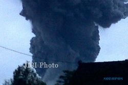 GUNUNG MERAPI MELETUS : Merapi Keluarkan Asap Setinggi 2.000 Meter