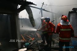 KEBAKARAN KEDIRI : Rumah di Pojok Terbakar, Satpol PP Turun Tangan
