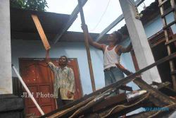 CUACA EKSTREM : 3 Rumah Rusak Diterjang Angin