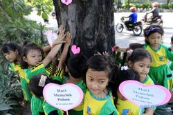 Budayakan Cinta Pohon, Puluhan Siswa SD Peluk Pohon 