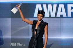 AMA 2013 : Rihanna Raih Icon Award Pertama