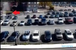 KISAH UNIK : Inilah Video Penampakan Hantu Pecahkan Kaca Mobil di Amerika Serikat