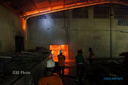 Karanganyar Hari Ini: 6 November 2013, Pabrik Triplek Terbakar Hebat