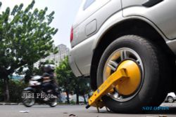 PARKIR SOLO : Dishubkominfo Gembok Mobil yang Parkir di Lokasi Terlarang