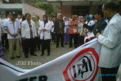 PENANGKAPAN DOKTER MANADO : Dokter Demo, Pasien di Wonogiri Telantar