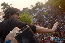 Shah Rukh Khan Ulang Tahun, Fans Berkumpul di Halaman Rumah
