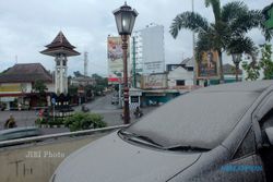GUNUNG MERAPI MELETUS : Hujan Abu, Aktivitas Pasar Boyolali Normal
