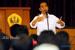 KULIAH UMUM JOKOWI-MEGA : Jokowi Ndagel Saat Beri Kuliah Umum di Universitas Surabaya