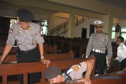 NATAL 2013 : Polisi Wonogiri Sweeping Pengunjung Gereja 