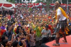 FOTO GOYANG CAESAR : Cesar Peringati Hari Ibu di Surabaya