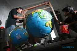 FOTO SENIMAN : Menyelesaikan Pembuatan Globe