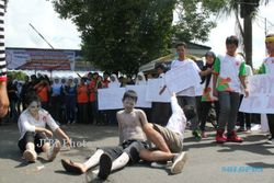 HARI AIDS : Remaja Gunungkidul Aksi Teaterikal di Jalan Raya