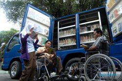 FOTO PERPUSTAKAAN KELILING : Membaca Buku