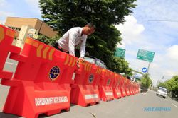 FOTO REKAYASA LALIN : MEMASANG ROAD BARRIER