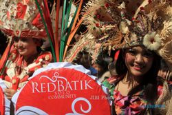 KONFERENSI ASIA AFRIKA : RED Batik Rancang Kostum Kerayaan Batik untuk Karnaval KAA