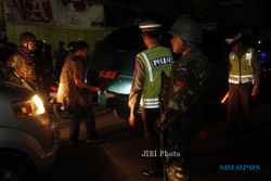 FOTO OPERASI GABUNGAN TNI-POLRI : Memeriksa Kendaraan