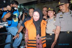 RATU ATUT DITAHAN : Ratu Atut Protes Tak Bisa Perintah Banten dari Tahanan