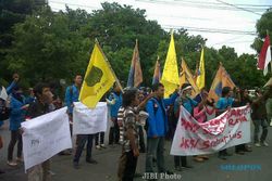 DEMO TOLAK WTO : PMII Soloraya Gelar Aksi Solidaritas di Polresta Solo