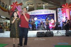 FOTO NATAL 2013 : Wali Kota Bernyanyi di Kampung Santa