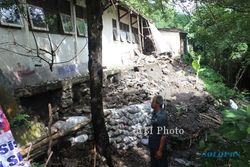 LONGSOR KLATEN : Bangunan Sekolah ini Nyaris Hanyut ke Sungai