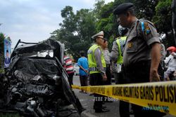 Toyota Innova Seruduk Truk di Tol Solo-Ngawi, 4 Orang Luka-luka