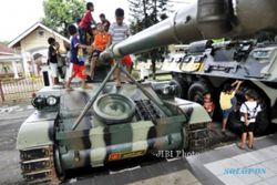 FOTO ALUTSISTA TNI AD : Tank Dipamerkan, Anak-Anak Senang