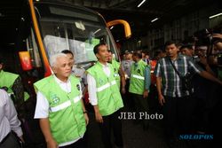 FOTO KEDATANGAN BUS TRANSJAKARTA : Meninjau Bus Yang Baru Tiba