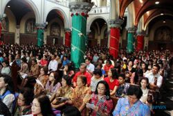 FOTO NATAL 2013 : Umat Padati Katedral Jakarta