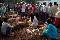 FOTO KECELAKAAN PROBOLINGGO : Jenazah Korban Kecelakaan Bojonegoro Dimakamkan