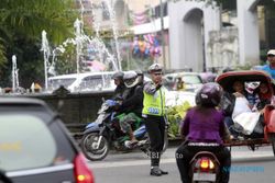 FOTO MACET : Polisi Mengarahkan Pengendara 