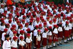 Asyiknya Siswa SD-SMP Di Pasuruan, Dapat Seragam Gratis