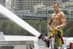 KISAH UNIK : Demi Beramal, Petugas Pemadam Kebakaran Rela Foto Topless