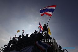 KRISIS POLITIK THAILAND : Desak PM Yingluck Mundur, Demonstran Lumpuhkan Kantor-Kantor Pemerintah