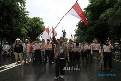 FOTO DEMO : Mengibarkan Bendera Merah Putih