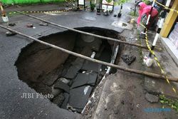 Jalan Amblas di Jogja Diduga Akibat Pergeseran Tanah saat Gempa 2006