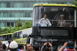 FOTO BUS TINGKAT PARIWISATA JAKARTA : Jokowi Mencoba Bus Tingkat Pariwisata 
