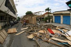 FOTO PASAR ELPABES : Kios Darurat Pasar Elpabes Dibongkar