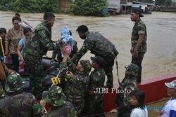 FOTO BANJIR JAKARTA : Evakuasi Korban Banjir