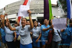FOTO KARYAWAN LUWES GADING : Unjuk Rasa Karyawan Luwes Gading