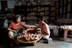 FOTO KUE KERANJANG : Pembuat Kue Keranjang Mulai Banjir Pesanan