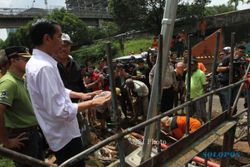 FOTO BANJIR JAKARTA : Jokowi Tinjau Warga Pascabanjir Jakarta