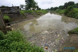 2 Orang Ditangkap Karena Buang Sampah di Sungai Woro Klaten, Kena Denda Rp1 Juta