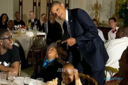 Begini Cara Obama Ledek Bocah yang Tidur di Depannya